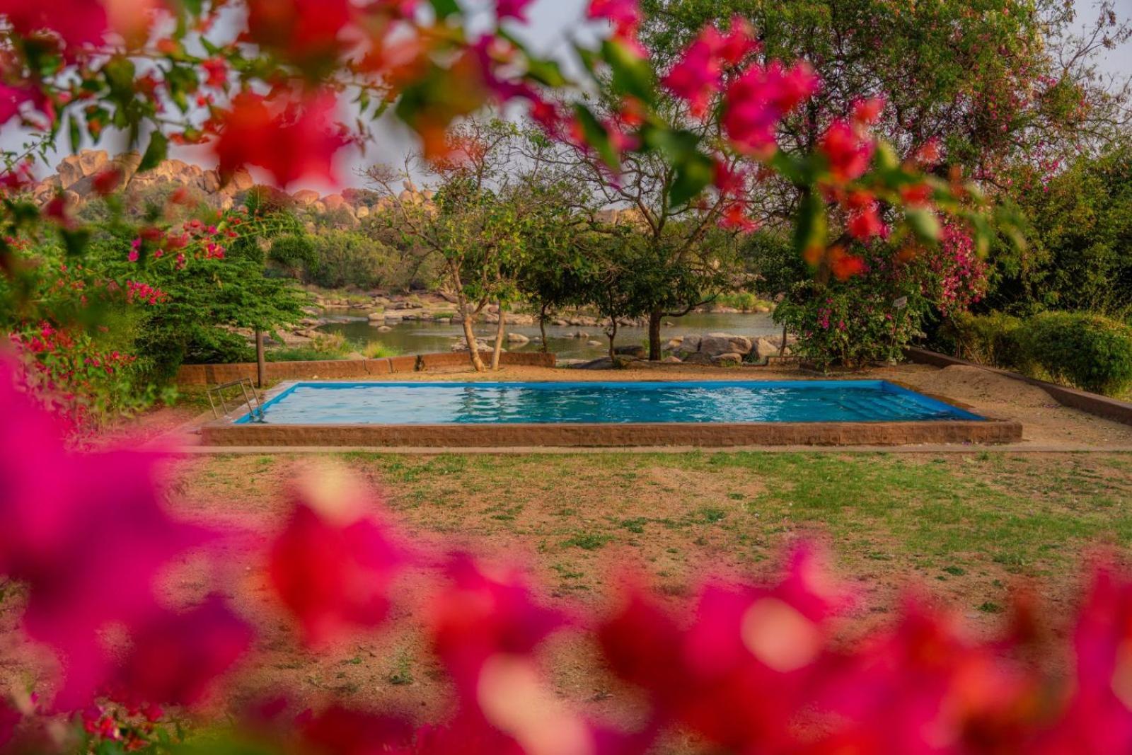 ホテル Leo Woods Hampi River View エクステリア 写真