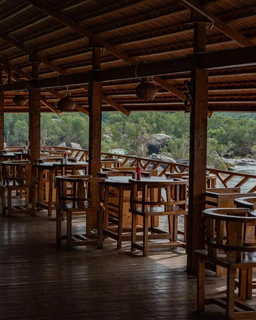 ホテル Leo Woods Hampi River View エクステリア 写真