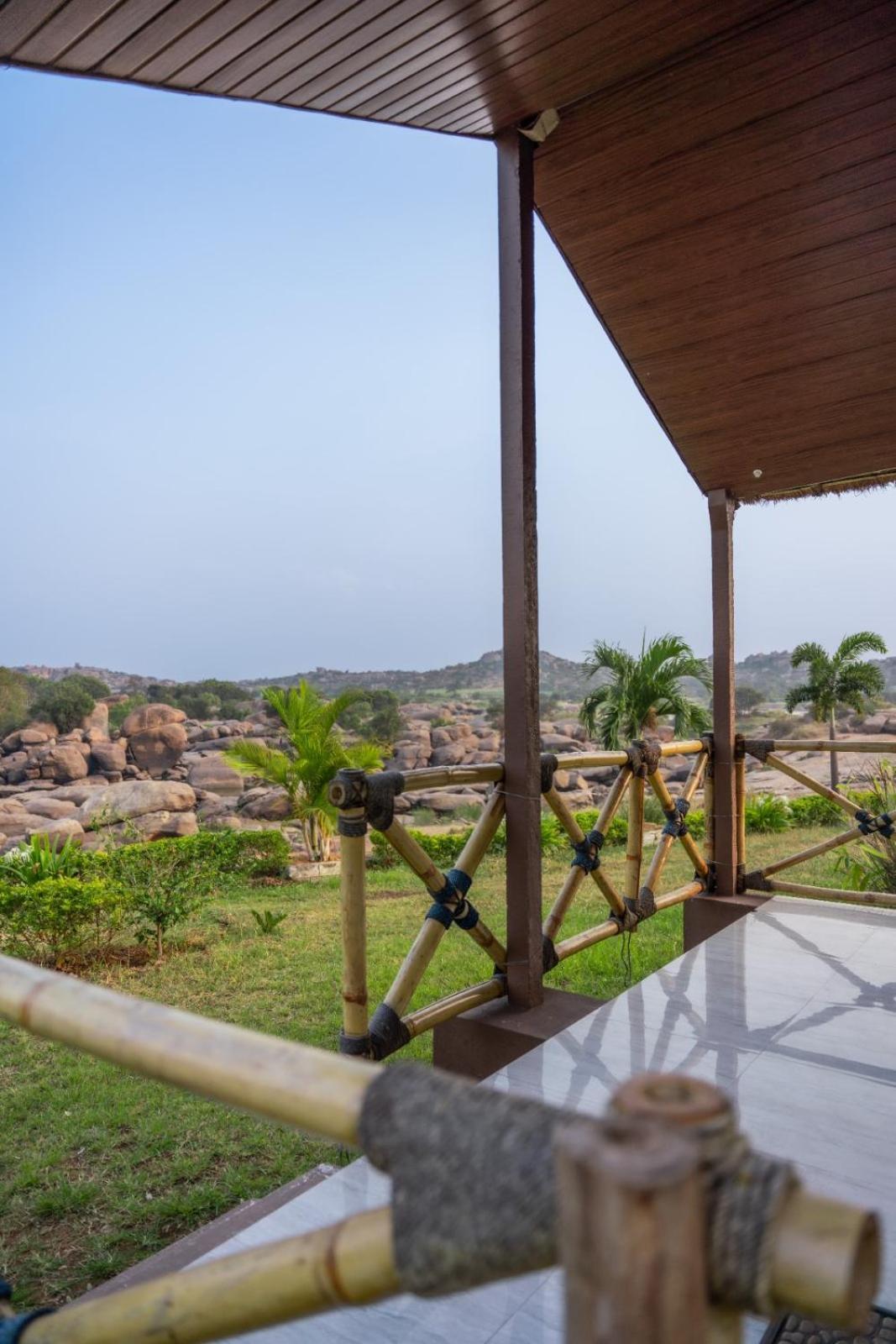 ホテル Leo Woods Hampi River View エクステリア 写真