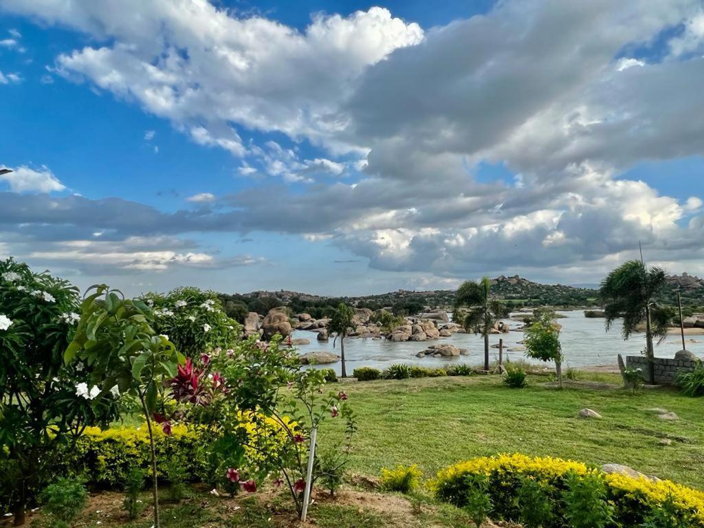 ホテル Leo Woods Hampi River View エクステリア 写真