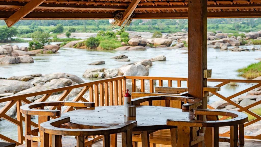 ホテル Leo Woods Hampi River View エクステリア 写真